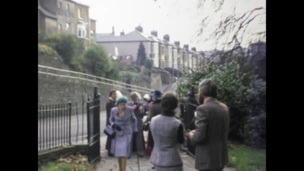 1965年3月 イギリスのロンドン ヴィンテージ映像は 1960年代にイングランドの結婚式に到着した人々を撮影した — ストック動画