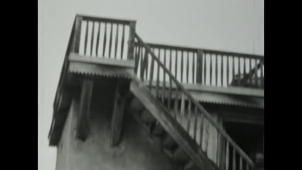 Доломіти Італія Червень 1955 Урожайні Кадри Домогосподарки Готують Їжу Вдома — стокове відео