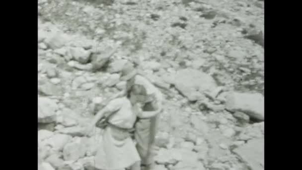 1955年6月 意大利白云石 拍摄到20世纪50年代远足者在山上探险的古老镜头 — 图库视频影像