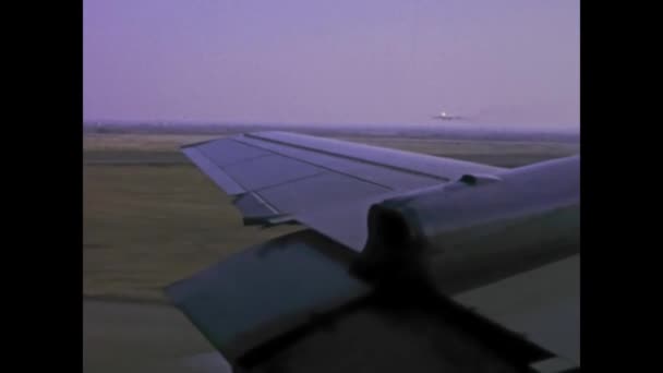 1975年3月 カナダ トロント 飛行中の飛行機のエンジンと翼の詳細なビューを撮影した70の映像 — ストック動画