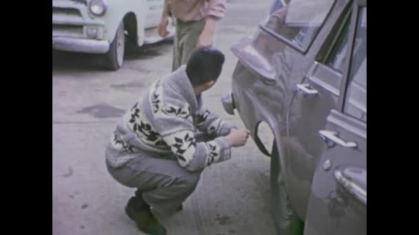 โตรอนโต แคนาดา นาคม 1962 โอของชายคนหน งตรวจสอบรถของเขาอย างพ นเทจ — วีดีโอสต็อก