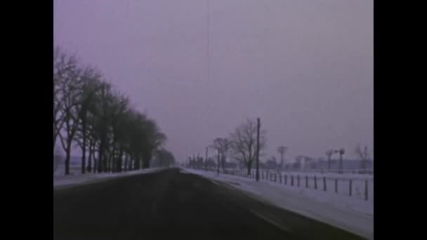 加拿大多伦多1962年游行 60年代在多伦多安静的郊区街道上穿行 抓住了这个时代的本质 — 图库视频影像