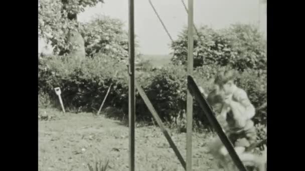 ไอร แลนด พฤษภาคม 1955 ภาพถ ายเด กอาย นเคร องบนช าในสวน — วีดีโอสต็อก