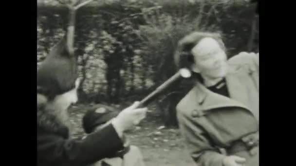 Dublin Rlanda 1948 Yıllarda Insanların Dürbünle Uzak Görüşleri Keşfettiği Görüntüler — Stok video