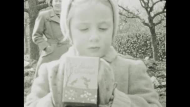 Dublin Rlanda 1948 Yepyeni Oyuncaklarıyla Eğlenen Çocukların Yılların Açıcı Görüntüleri — Stok video