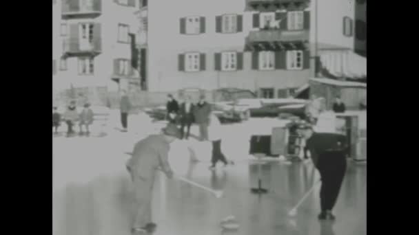 1965年2月 奥地利维也纳 60年代老式冰壶比赛的镜头 展示技巧和策略 — 图库视频影像