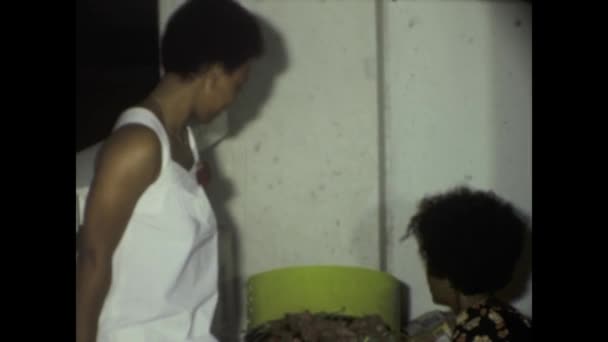 法国巴黎可能是1975年 20世纪70年代的一个黑人家庭聚会 在家里享受烧烤 展示温暖 食物和团结 — 图库视频影像