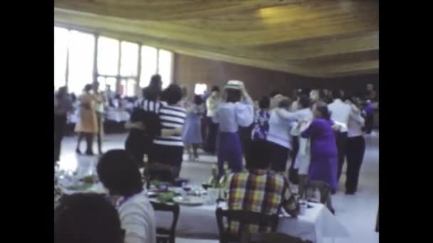 1975年5月 フランス 1970年代のレストランで人々が踊るポストディナーの喜び その時代の活気に満ちた食事とソーシャルシーンを体現 — ストック動画