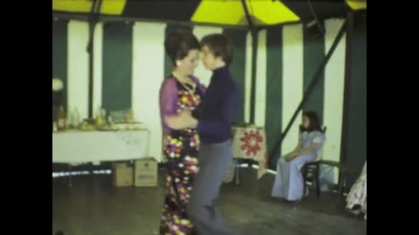 1975年5月 フランス テントの下で活気に満ちた1970年代のダンスパフォーマンス ダンサーや観客の活気に満ちた集まり — ストック動画