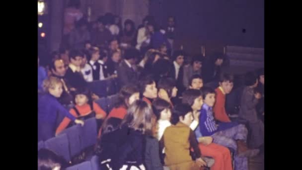 Paris France May 1975 Captivating 1970S Scene Engaged Audience Public — Stock Video