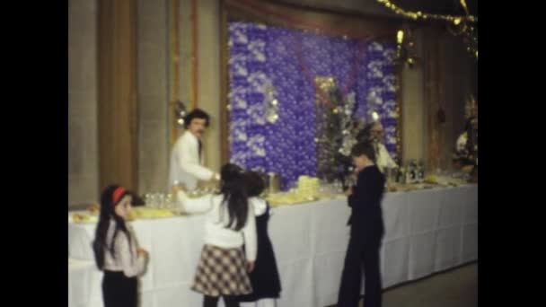 París Francia Mayo 1975 Vibrante Escena Buffet Fiestas Navideñas Los — Vídeo de stock