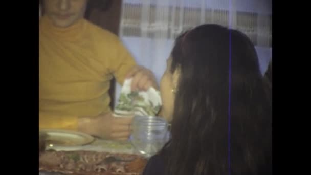 프랑스 1975년 1970년대의 아늑한 시대에서 식사의 따뜻함과 단순함을 — 비디오