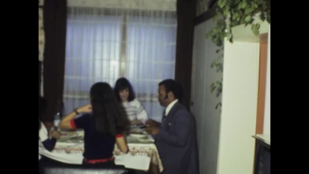 Parigi Francia Maggio 1975 Una Cena Intima Degli Anni Con — Video Stock