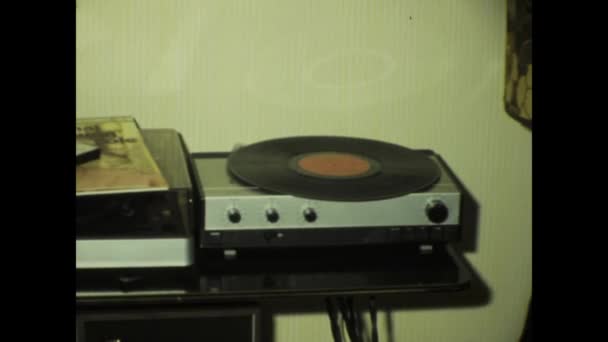 Paříž Francie Květen 1975 Klasická Scéna Let Vinylovým Gramofonem Hrajícím — Stock video