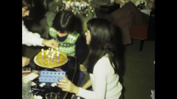 1975年5月 フランス 1970年代の家庭で撮影された喜びとトータルネスが 笑いと愛に満ち溢れています — ストック動画
