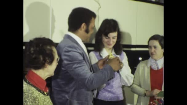 Paris Fransa Mayıs 1975 Duygu Neşe Dolu Bir Aile Yemeği — Stok video
