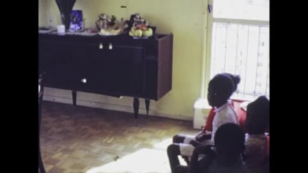 프랑스 1975 거실에서 소파에 순간을 공유하는 아이들과 아늑한 1970 — 비디오