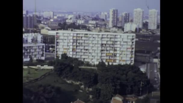 1975年5月 フランス 1970年代の都市景観を垣間見ると アパートの建物の独特な建築が紹介されています — ストック動画