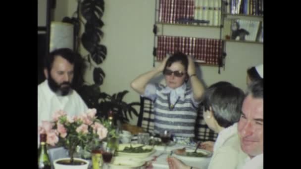Parigi Francia Maggio 1975 Pranzo Famiglia Degli Anni Che Mette — Video Stock