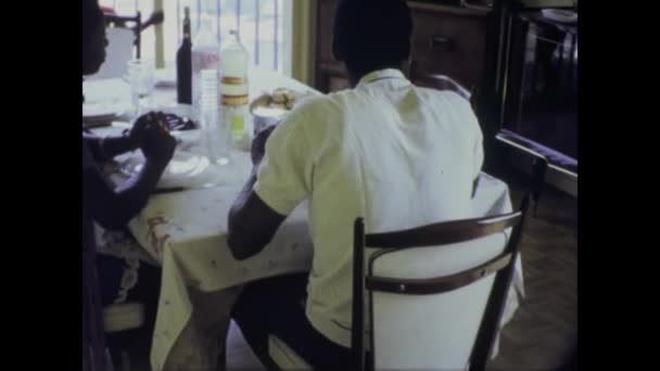Parigi Francia Maggio 1975 Una Famiglia Nera Degli Anni Gode — Video Stock