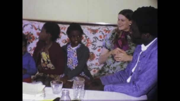 París Francia Mayo 1975 Momentos Queridos Una Familia Negra Década — Vídeo de stock