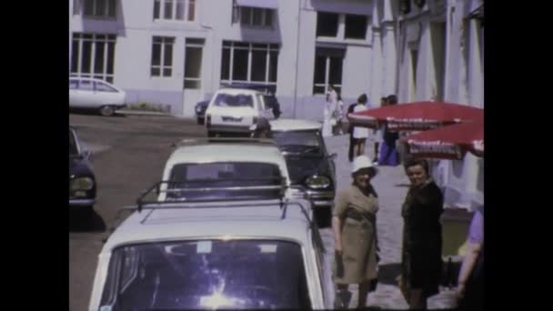 法国巴黎可能是1975年 一个经典的1970年代的停车场 里面塞满了老式汽车 记录了当时的汽车趋势和城市生活 — 图库视频影像