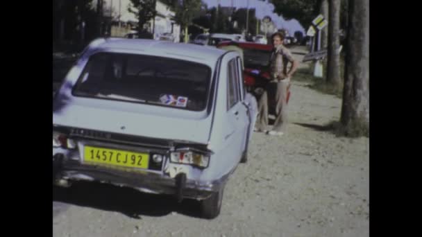 1975年5月 フランス 1970年代のスタークの映像は自動車事故の余波を示し 損傷した車両は道路の安全上の問題を強調しています — ストック動画