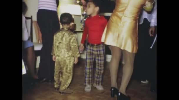 巴黎可能是1975年 1970年代精力充沛的家庭派对 不同种族的客人一起跳舞 庆祝多样性和欢乐 — 图库视频影像