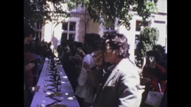 Paříž Francie Květen 1975 Záběry Předvádějící Sommelier Vedoucí Degustaci Vín — Stock video
