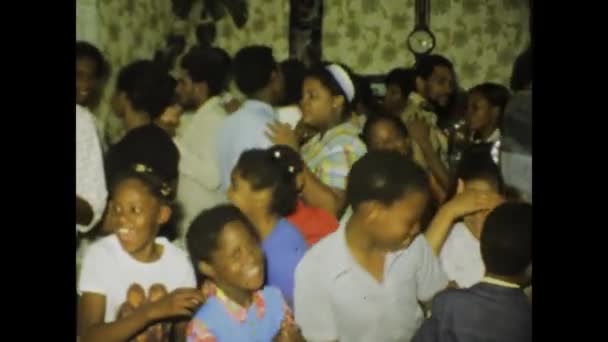 法国巴黎可能是1975年 20世纪70年代与有色人种孩子欢度家庭 — 图库视频影像