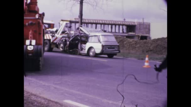 1975年5月 1970年代の道路事故現場分析のヴィンテージ放送 — ストック動画