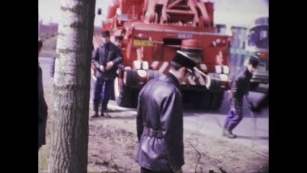 1975年5月 フランス 破壊されたトラックを含む1970年代の道路事故の現場で緊急対応者が働く — ストック動画