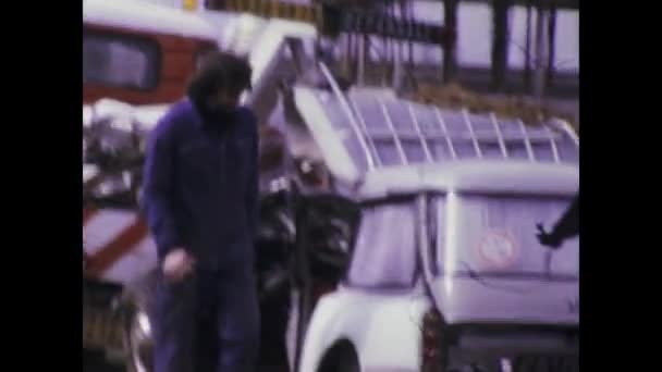 Paryż Francja Maj 1975 Vintage Materiał Filmowy Przedstawiający Osoby Udzielające — Wideo stockowe