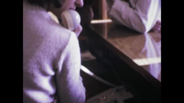 Βρυξέλλες Βέλγιο Μάιος 1975 Ένας Ειδικός Χειριστής Τηλεφωνικών Κέντρων Συνδέει — Αρχείο Βίντεο