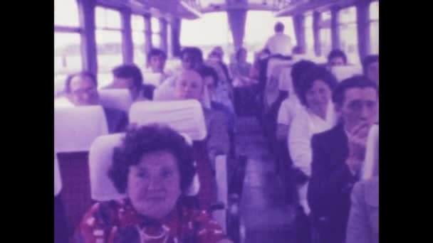 Brüssel Belgien Mai 1975 Passagiere Reisen Sitzend Reisebus Und Verkörpern — Stockvideo