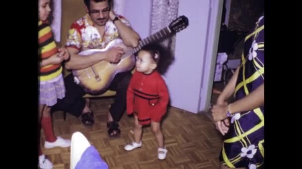 Paryż Francja Maj 1975 Człowiek Gra Gitarze Imprezie Domowej Lat — Wideo stockowe