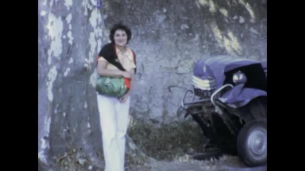 Ницца Франция Июнь 1975 Последствия Крушения Citroen 2Cv Запечатлевшие Момент — стоковое видео
