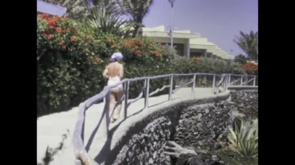 Gran Canaria Spanien Mai 1975 Eine Frau Mittleren Alters Genießt — Stockvideo