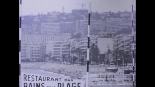 法国尼斯 1975年6月 70年代沿着尼斯的海岸线散步 自然美景与悠闲魅力的宁静融合 — 图库视频影像