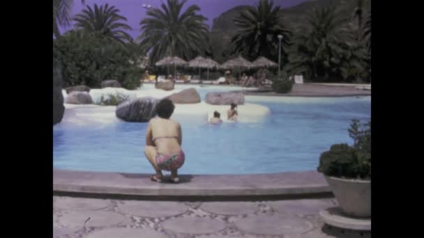 Gran Canaria Ισπανία Μάιος 1975 Μια Γαλήνια Πισίνα Ένα Θέρετρο — Αρχείο Βίντεο
