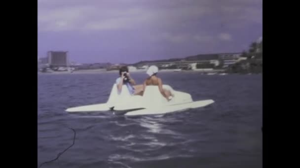 西班牙大加那利群岛可能是1975年 70年代 游客们喜欢在大加那利群岛的风景秀丽的水面上划船 — 图库视频影像