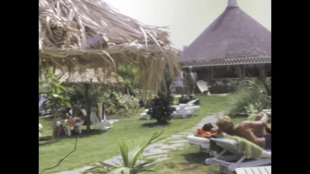 Гран Канария Испания Май 1975 Отдыхающие Отдыхают Плавают Бассейне Курорта — стоковое видео