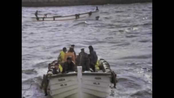 西班牙弗尔特文图拉 1975年6月 70年代难民在小船上的镜头 描绘了他们充满希望但危险的旅程 — 图库视频影像