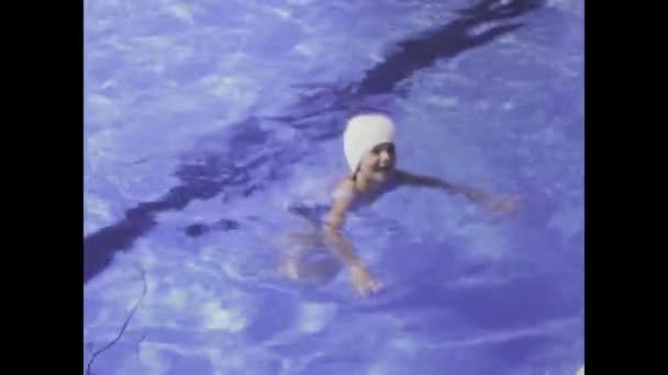 Fuerteventuras Spanyolország 1975 Június Egy Lány Úszik Medencében Testesítve Meg — Stock videók