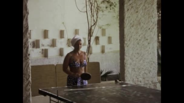 Fuerteventuras Hiszpania Czerwiec 1975 Nagranie Turystów Korzystających Żywej Gry Ping — Wideo stockowe