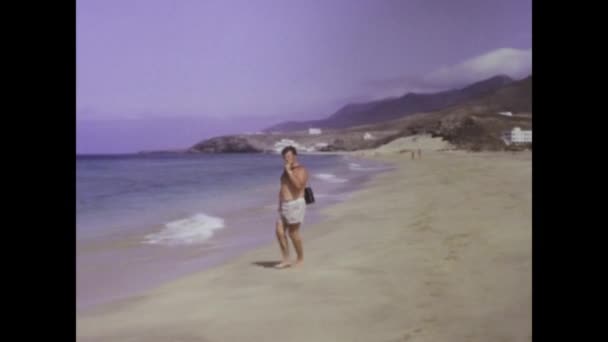 Fuerteventuras Spain June 1975 Middle Aged Man Walking Fuerteventura Beach — Stock Video