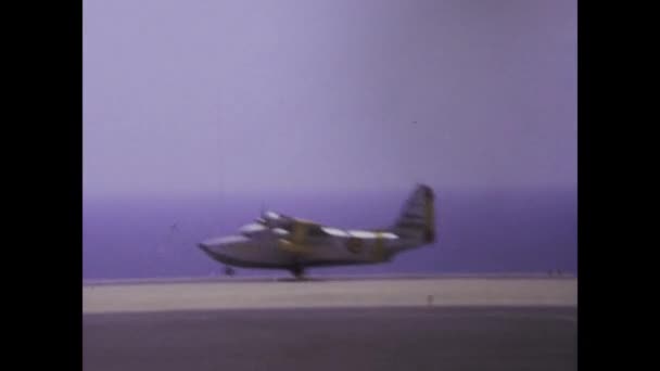 西班牙弗尔特文图拉 1975年6月 70年代老式飞机在弗尔特文图拉机场滑行的镜头 一瞥航空史 — 图库视频影像