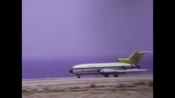Fuerteventuras Spanya Haziran 1975 Fuerteventura Havaalanı Nda Taksicilik Yapan Bir — Stok video