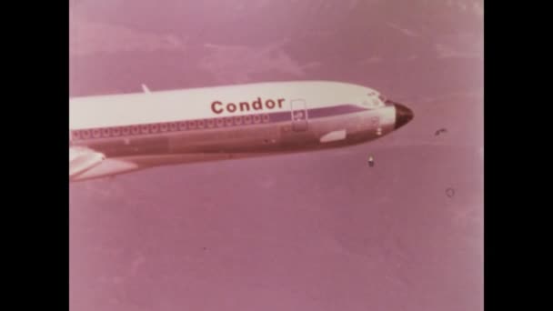 스페인 피에르테벤투라 1975년 1970년대 하늘을 날아다니는 상업용 항공기를 보여주는 빈티지 — 비디오