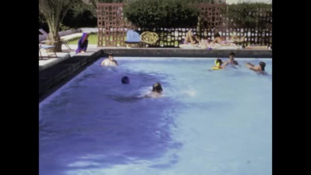 1975年6月 スペインのフェルテヴェントゥラ 子供たちが1970年代のリゾートでプールサイドで楽しい時間を楽しむように撮影された楽しい瞬間 — ストック動画
